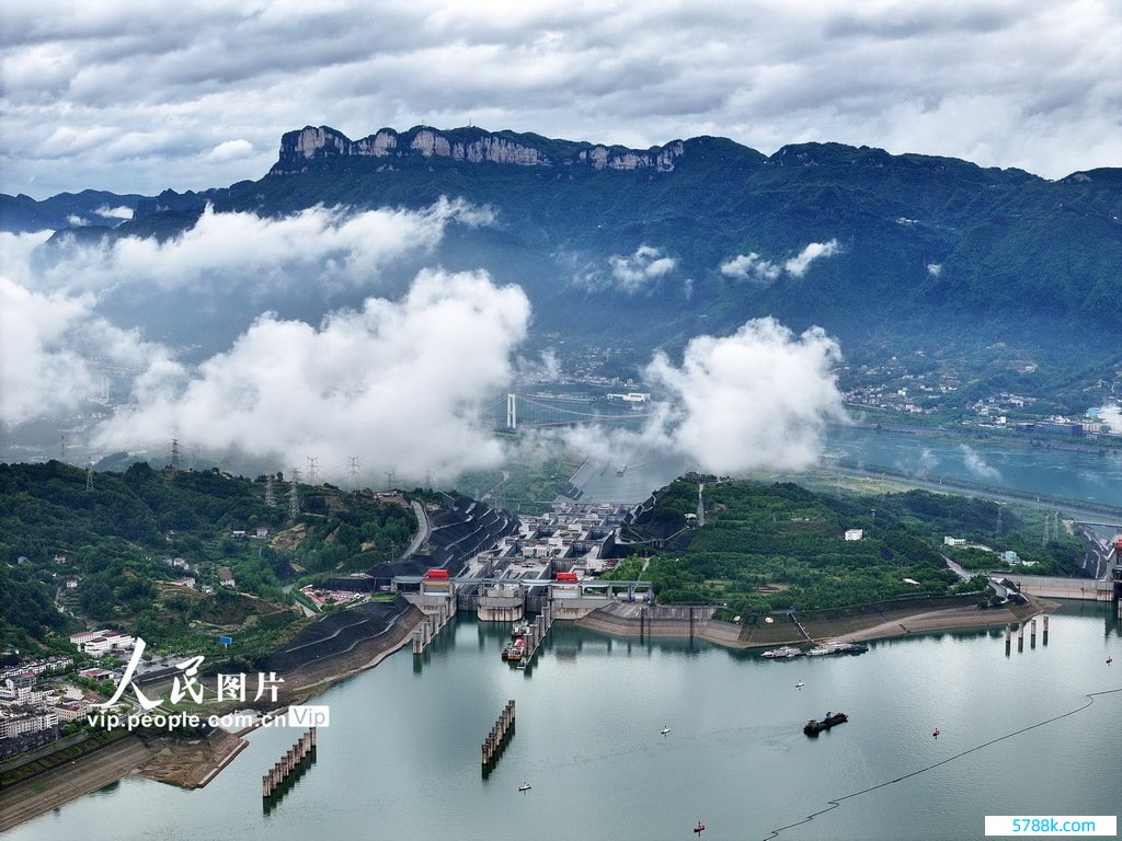 2024年4月30日，湖北宜昌，一场大雨事后，三峡大坝及峡江水域上空潸潸缭绕，如梦如幻，宛如水墨画卷。王辉富摄（东谈主民图片网）